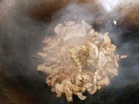 土豆片炒肉的做法步骤3